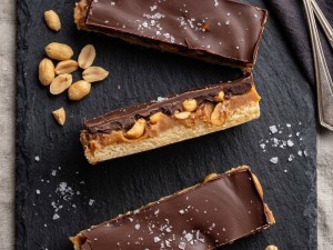 Συνταγή για Healthy Snickers με 6 Υλικά: Η υγιεινή εκδοχή του αγαπημένου snack