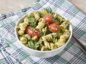Pesto Pasta Salad με Μοτσαρέλα & Ντοματίνια: Η πιο καλοκαιρινή σαλάτα