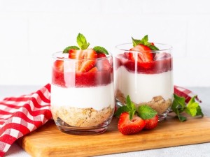 No-Bake Cheesecake Jars: Το πιο εύκολο και εντυπωσιακό επιδόρπιο σε βαζάκι