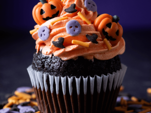 Spooky & Delicious: Συνταγή για Ζουμερά Σοκολατένια Cupcakes με Halloween Διακόσμηση!