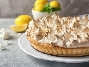 Lemon Meringue Pie: Εύκολη Συνταγή με Τραγανή Βάση, Δροσερή  Κρέμα & Αφράτη Μαρέγκα